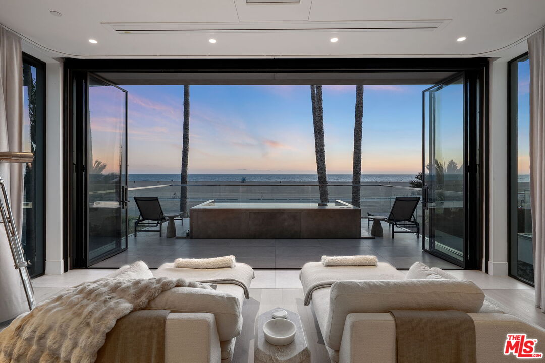 938 Palisades Beach Rd