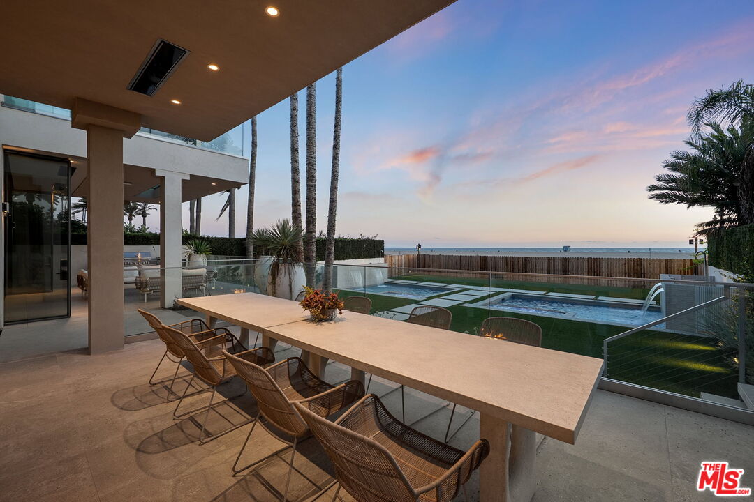 938 Palisades Beach Rd