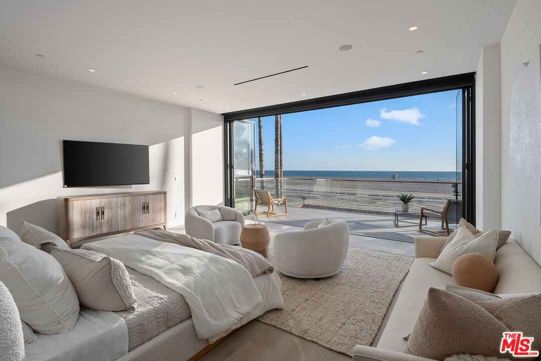 938 Palisades Beach Rd