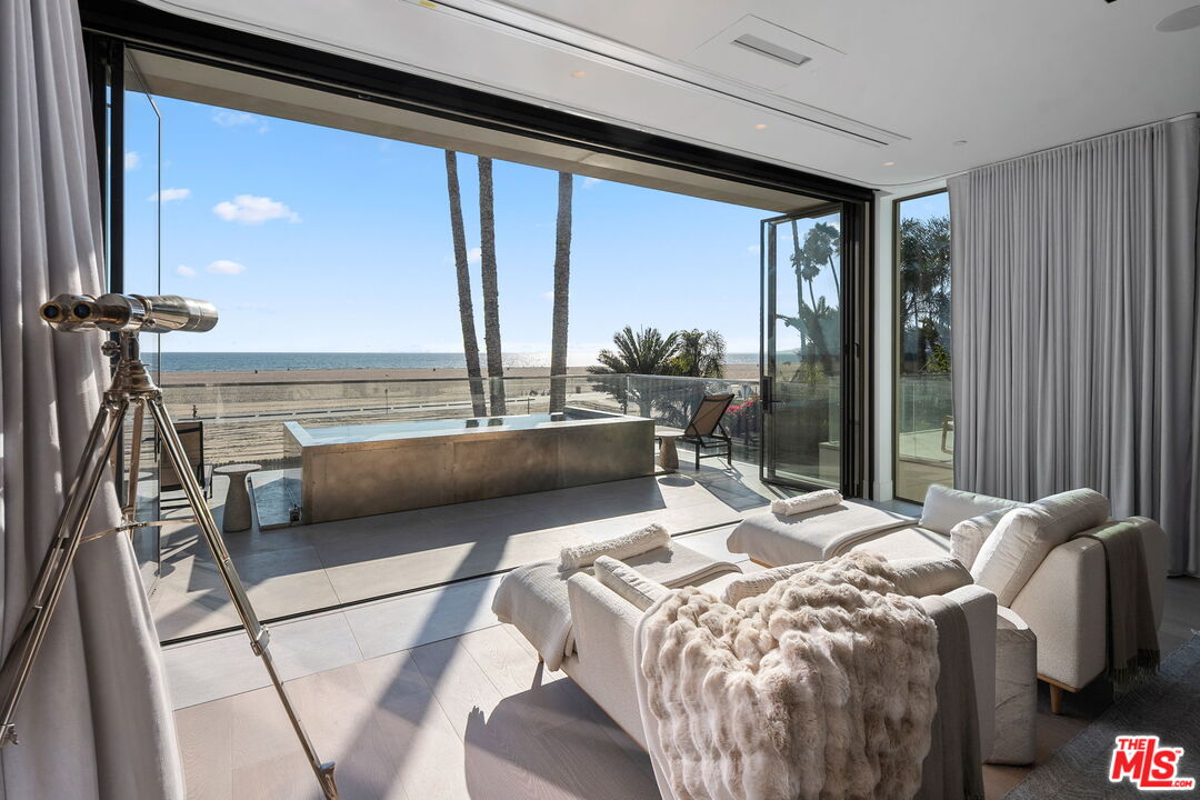 938 Palisades Beach Rd