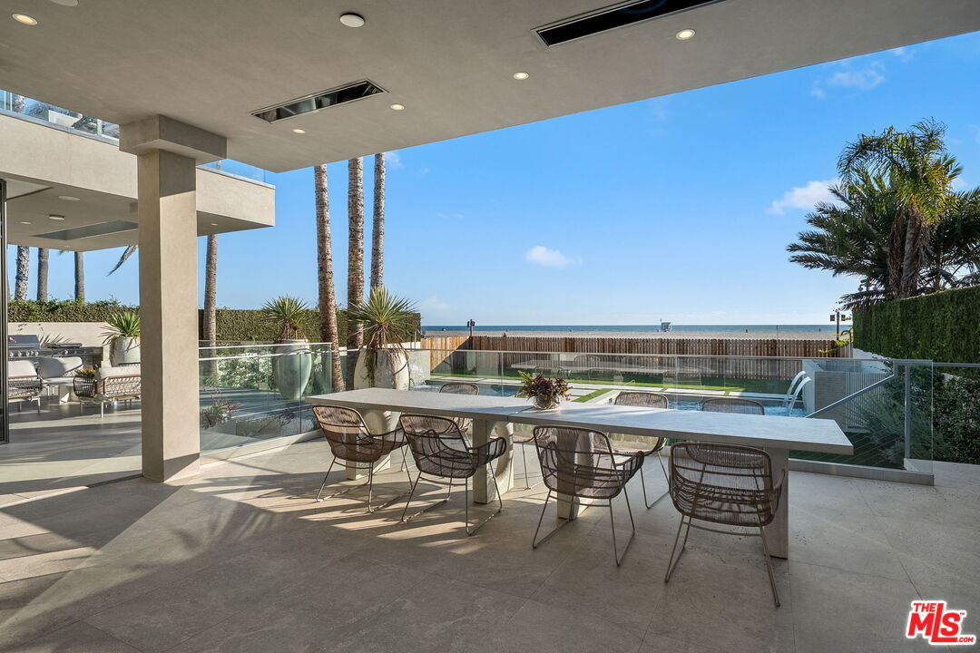 938 Palisades Beach Rd