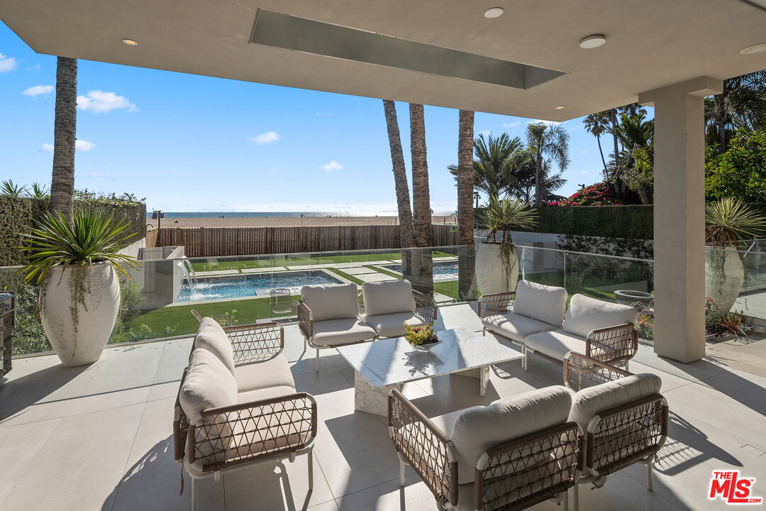 938 Palisades Beach Rd