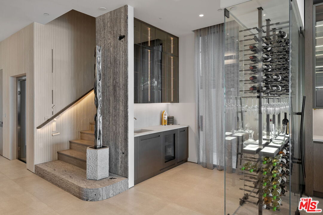 938 Palisades Beach Rd