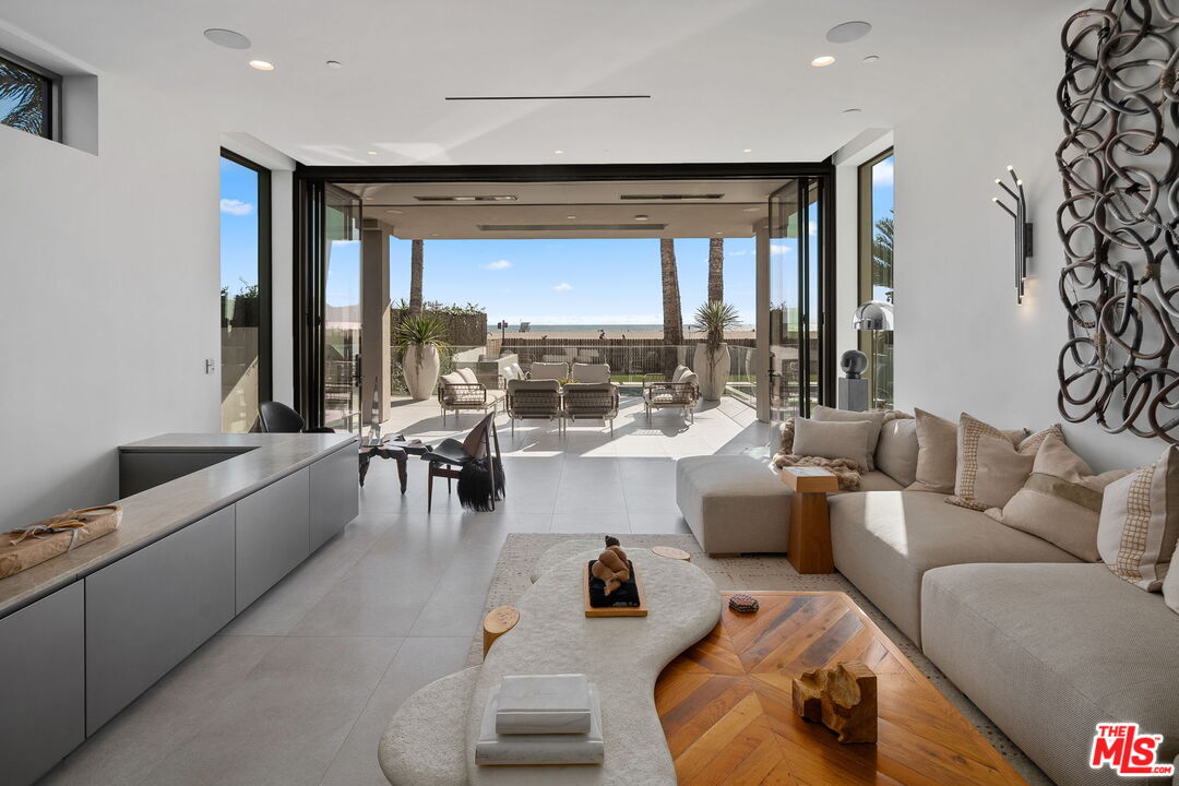 938 Palisades Beach Rd