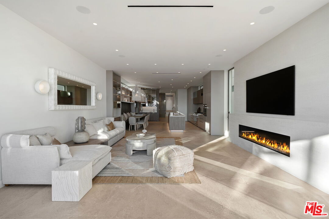 938 Palisades Beach Rd