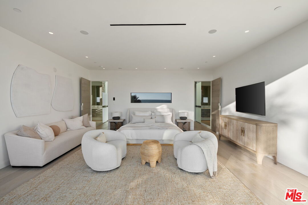 938 Palisades Beach Rd