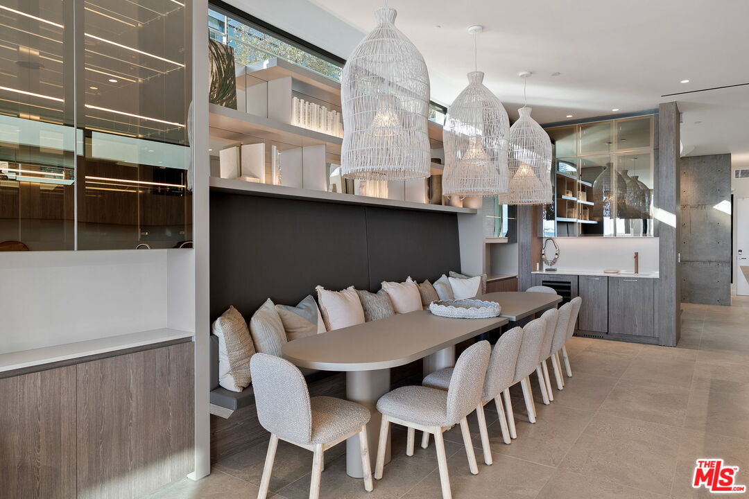 938 Palisades Beach Rd