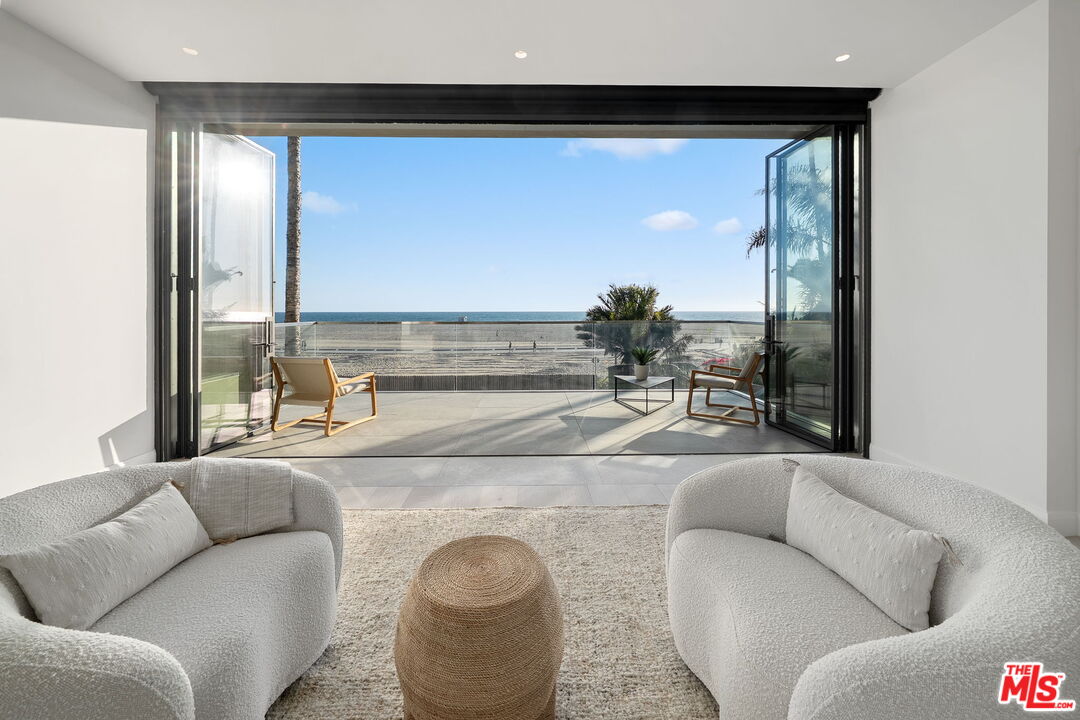 938 Palisades Beach Rd