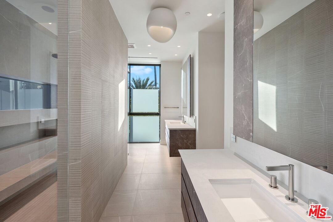 938 Palisades Beach Rd