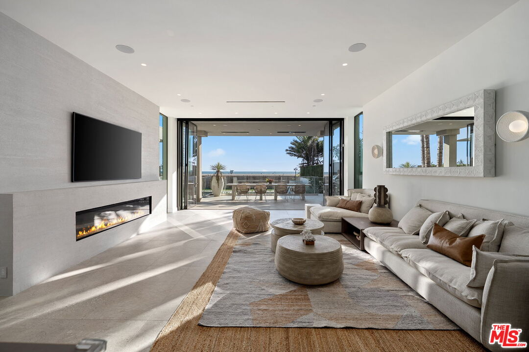 938 Palisades Beach Rd