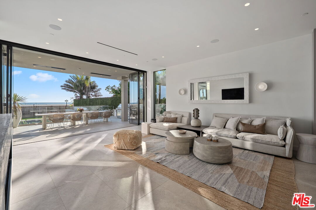 938 Palisades Beach Rd