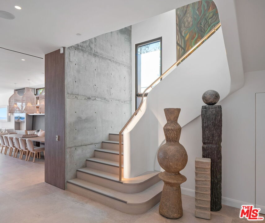 938 Palisades Beach Rd