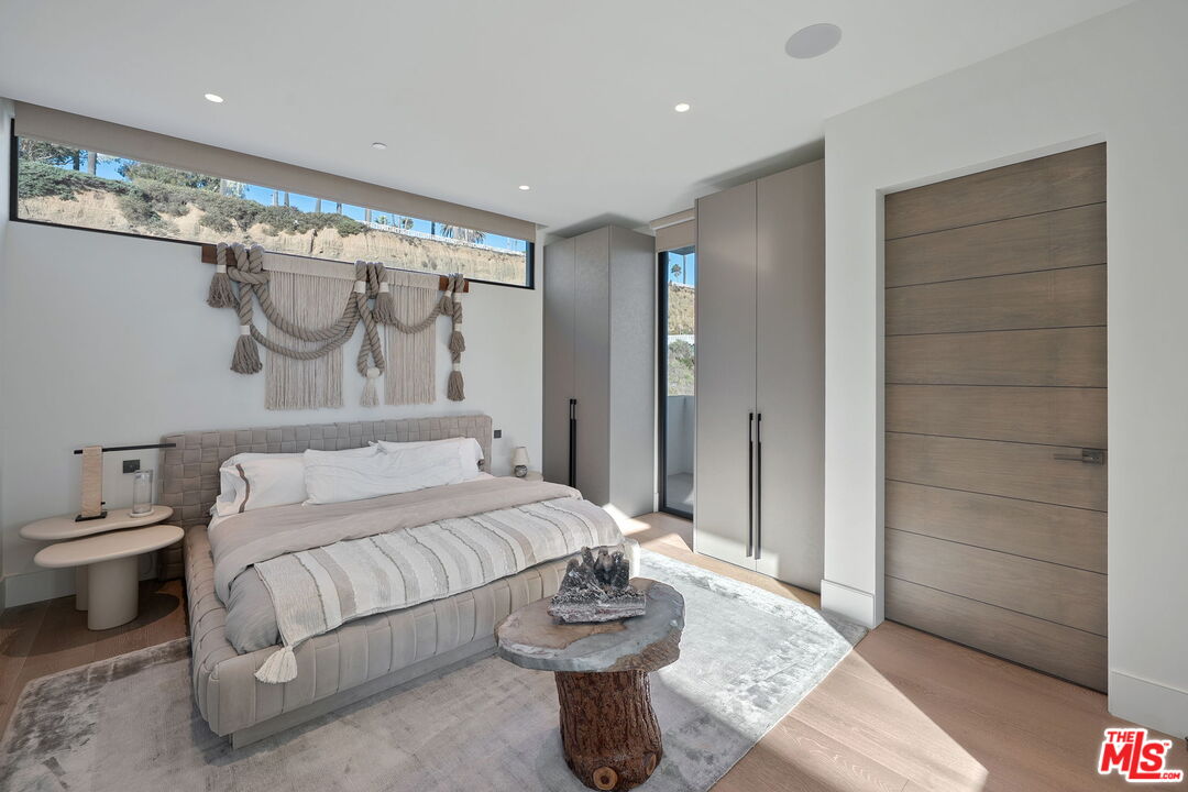 938 Palisades Beach Rd