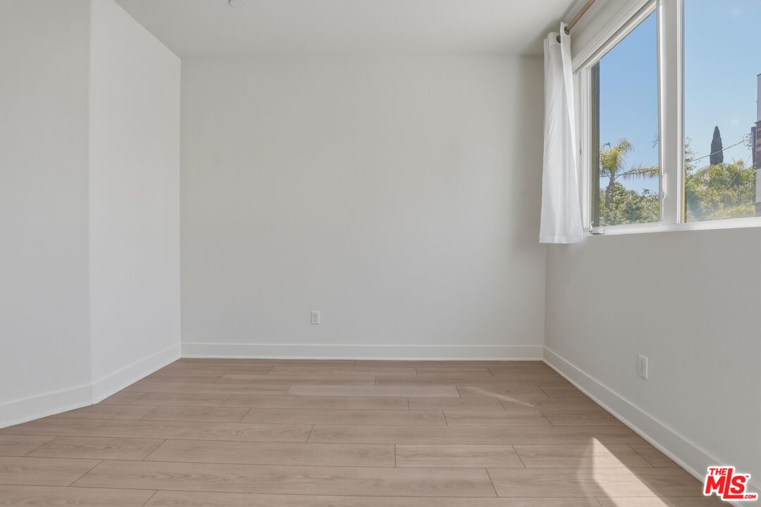 5118 Melrose Ave