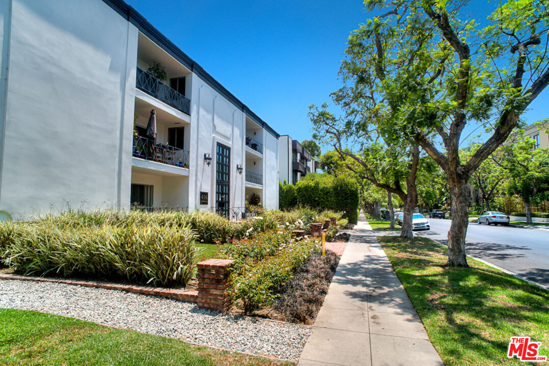 416 N Oakhurst DR Unit: 103