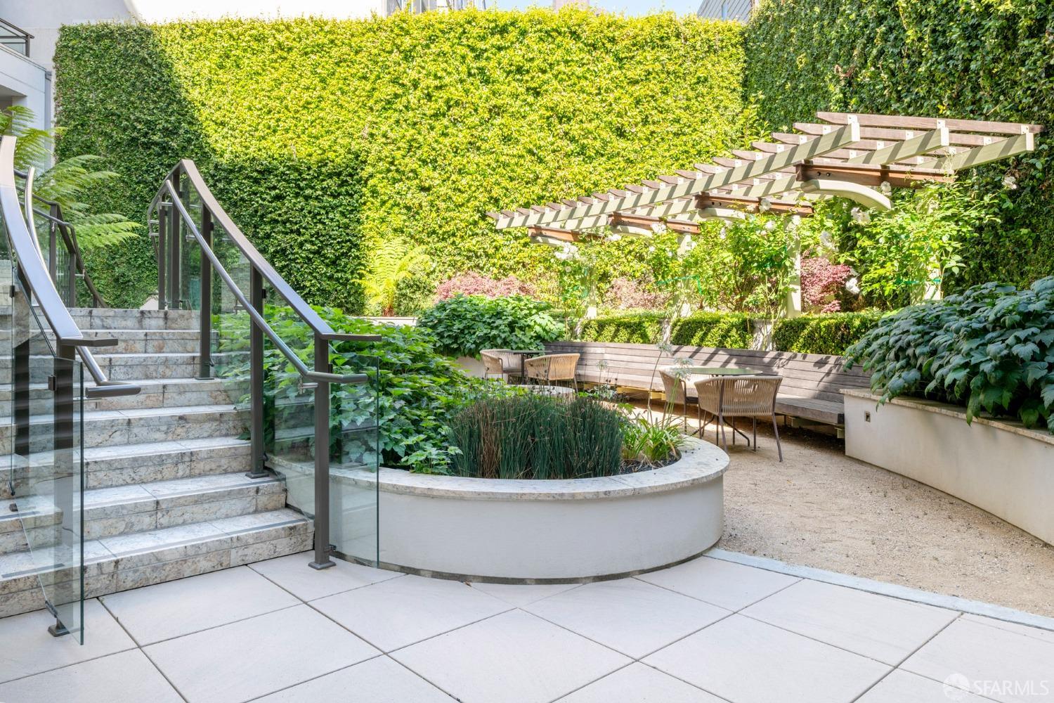 875 California Street # 403