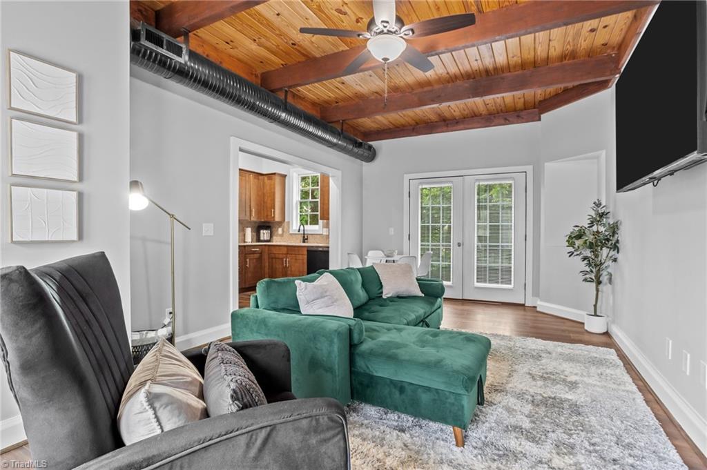 318 Sues Blues Alley