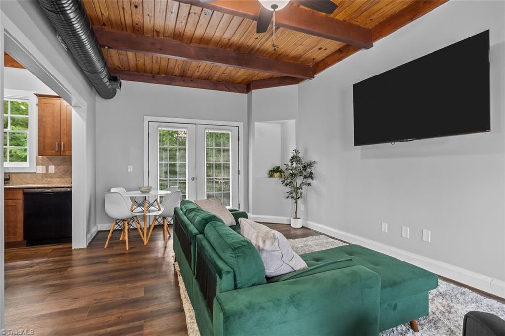 318 Sues Blues Alley