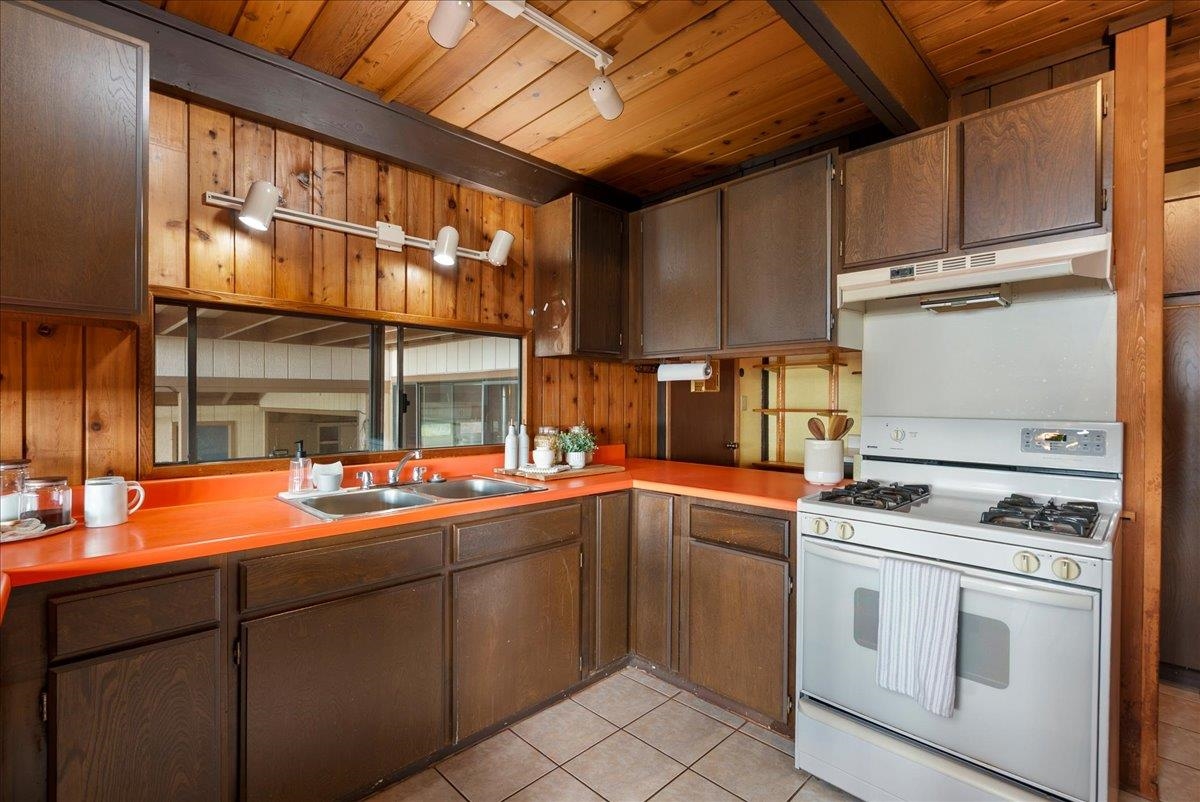 24 Kahoea Pl