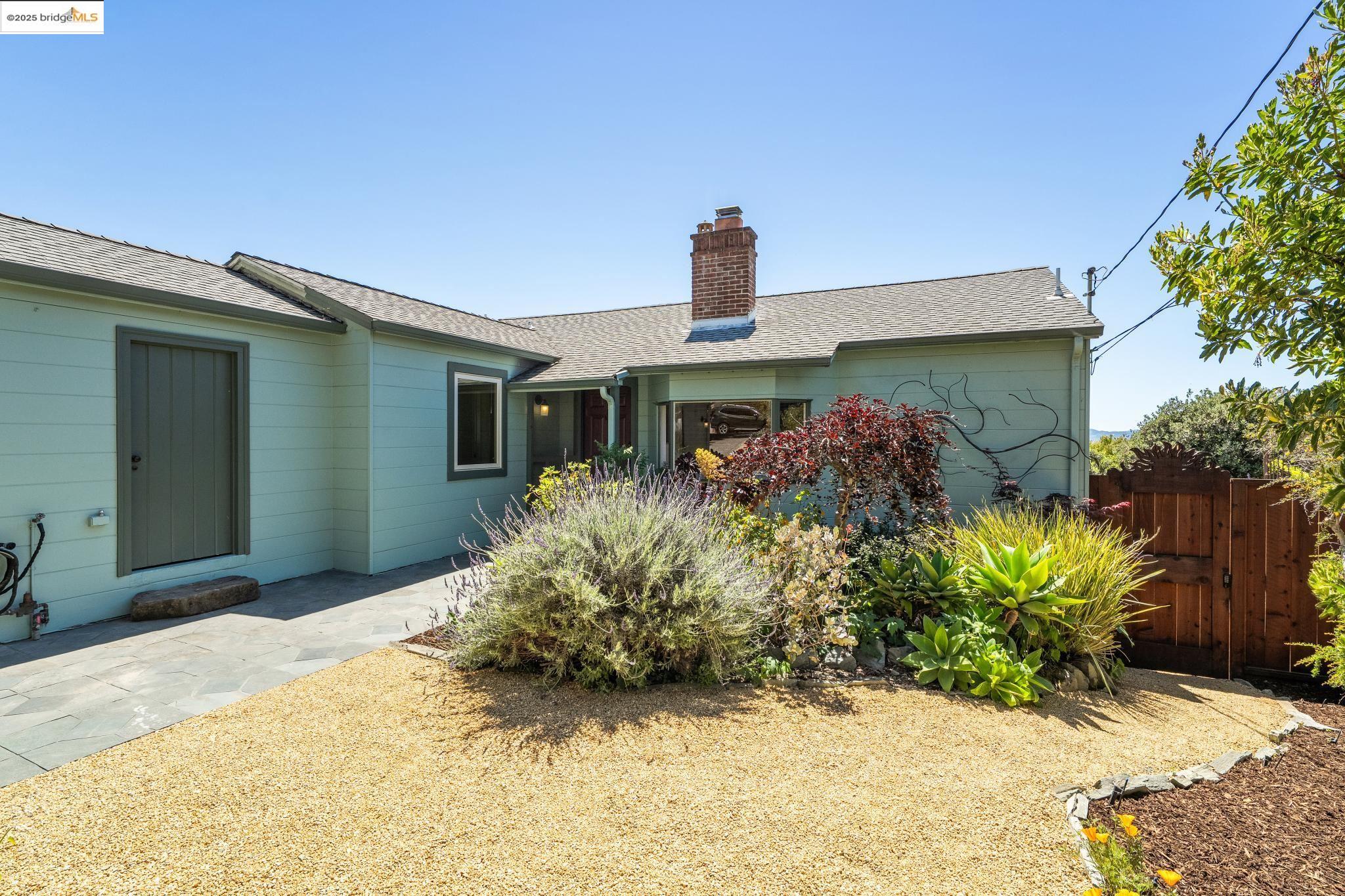 917 Avis Dr