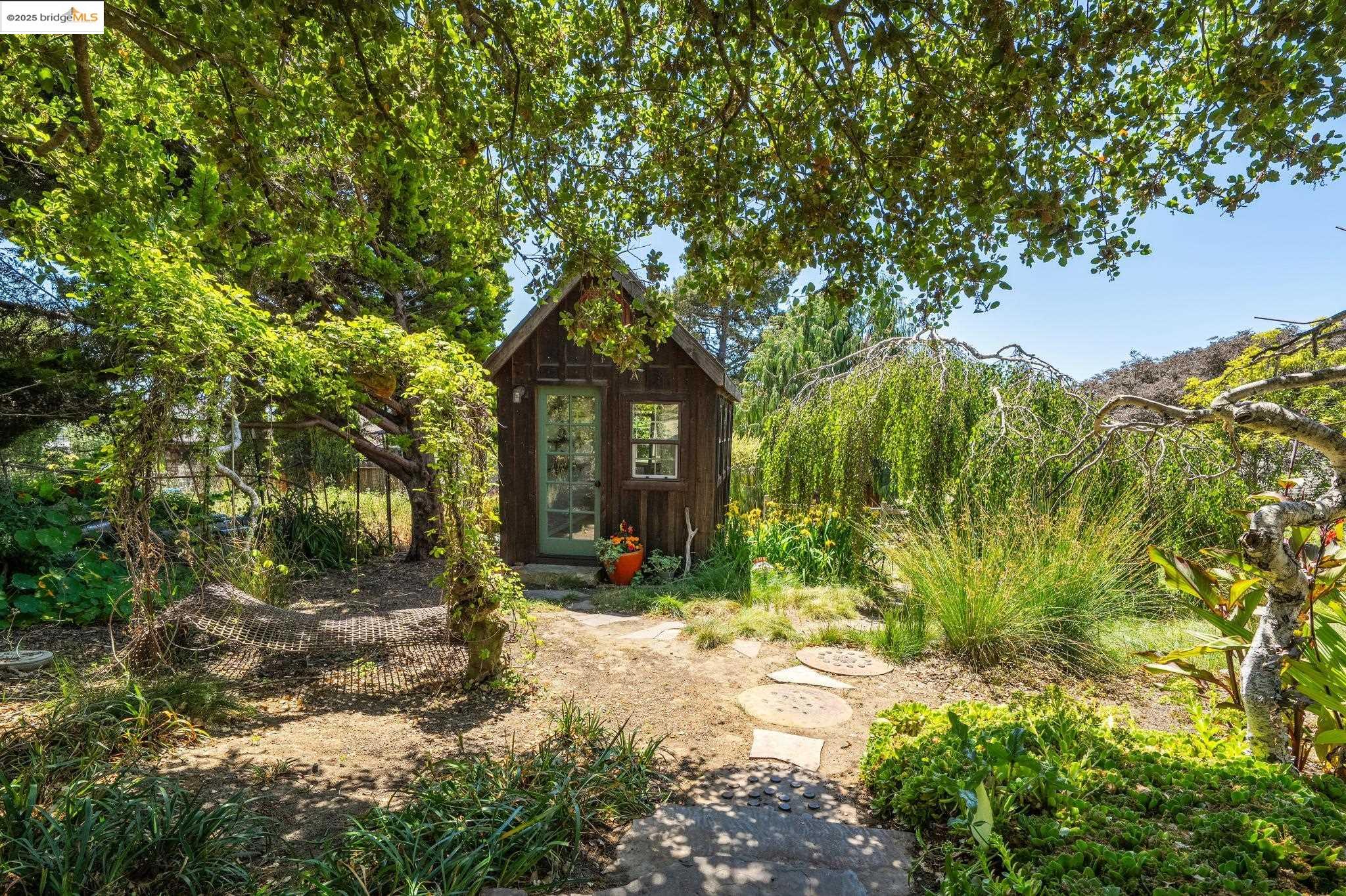 917 Avis Dr