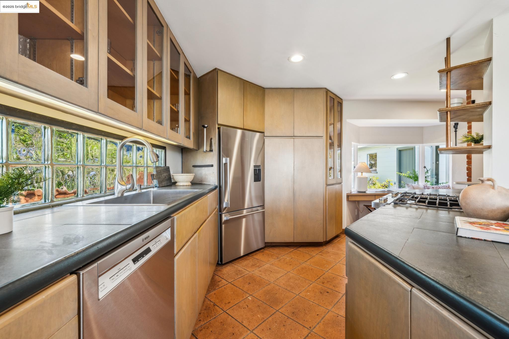 917 Avis Dr