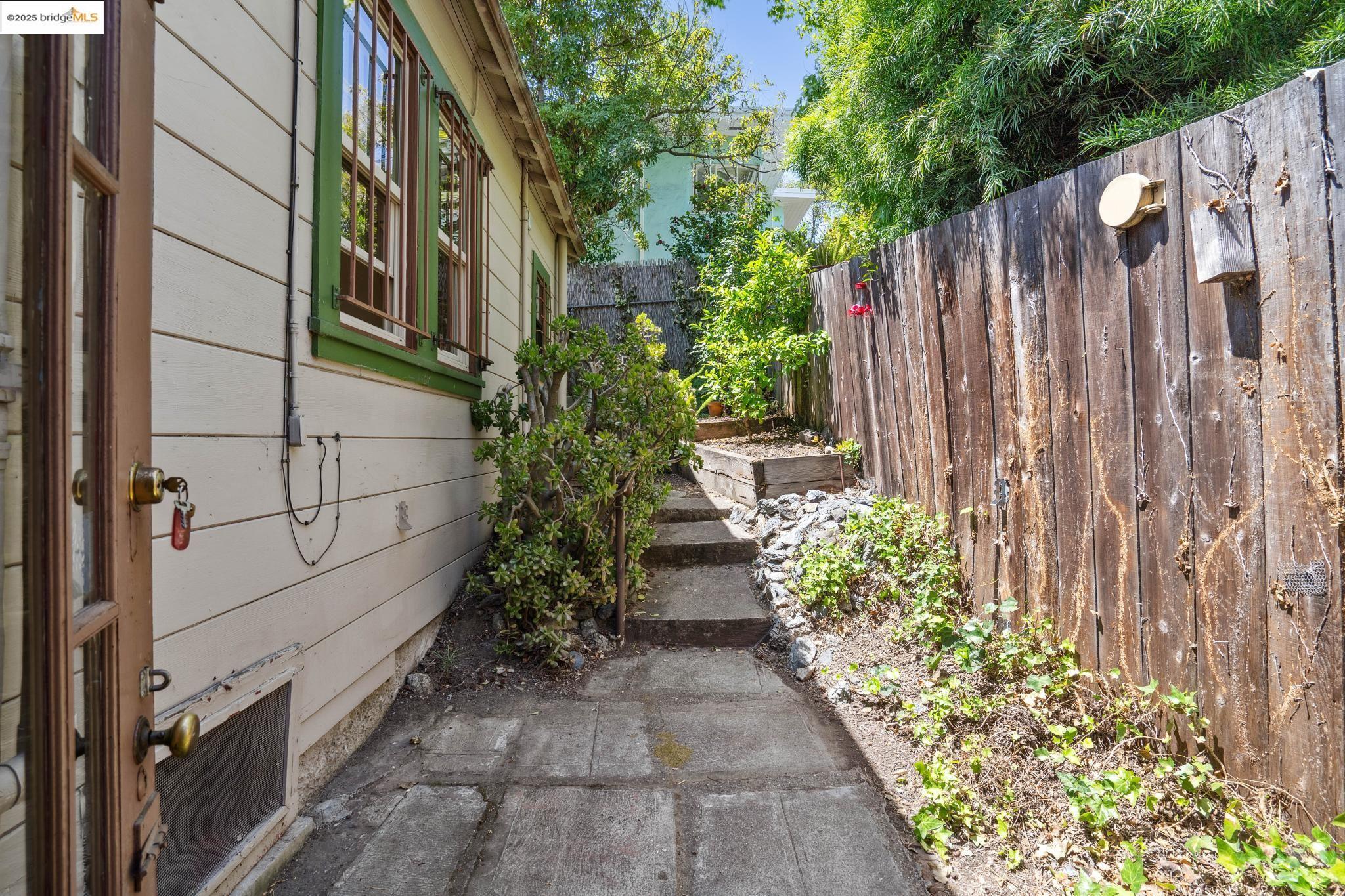 594 Kenmore Ave
