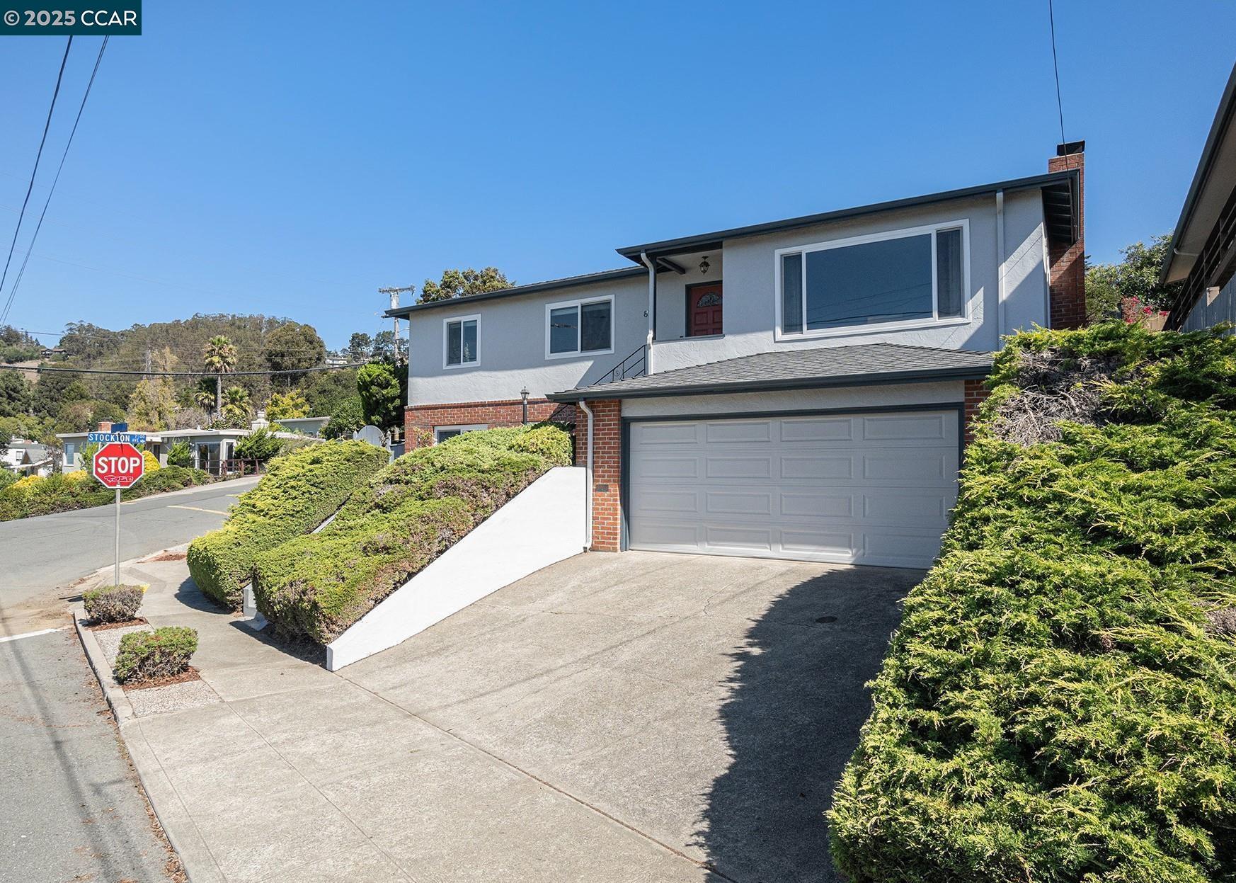 876 Balra Dr