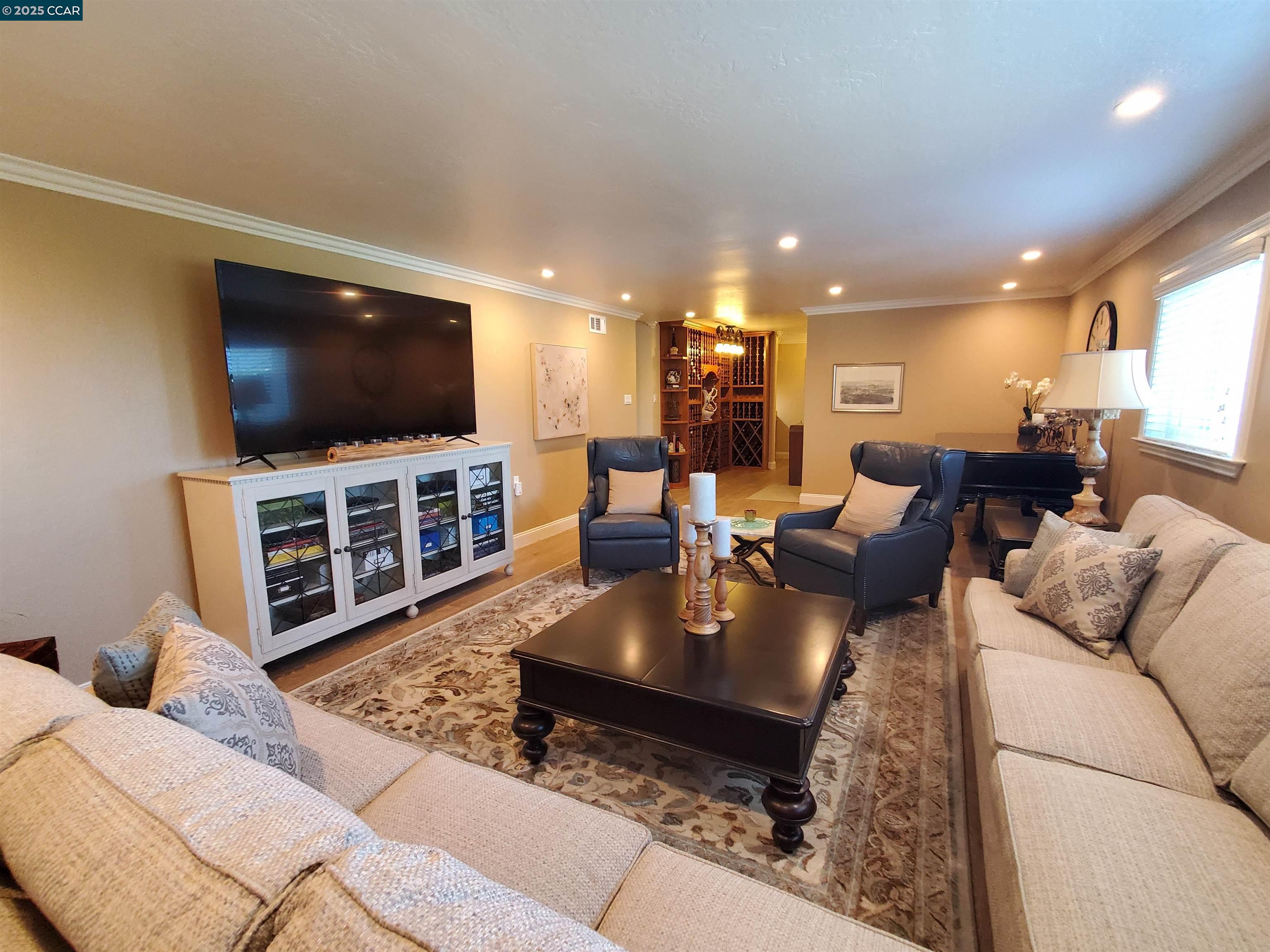 876 Balra Dr