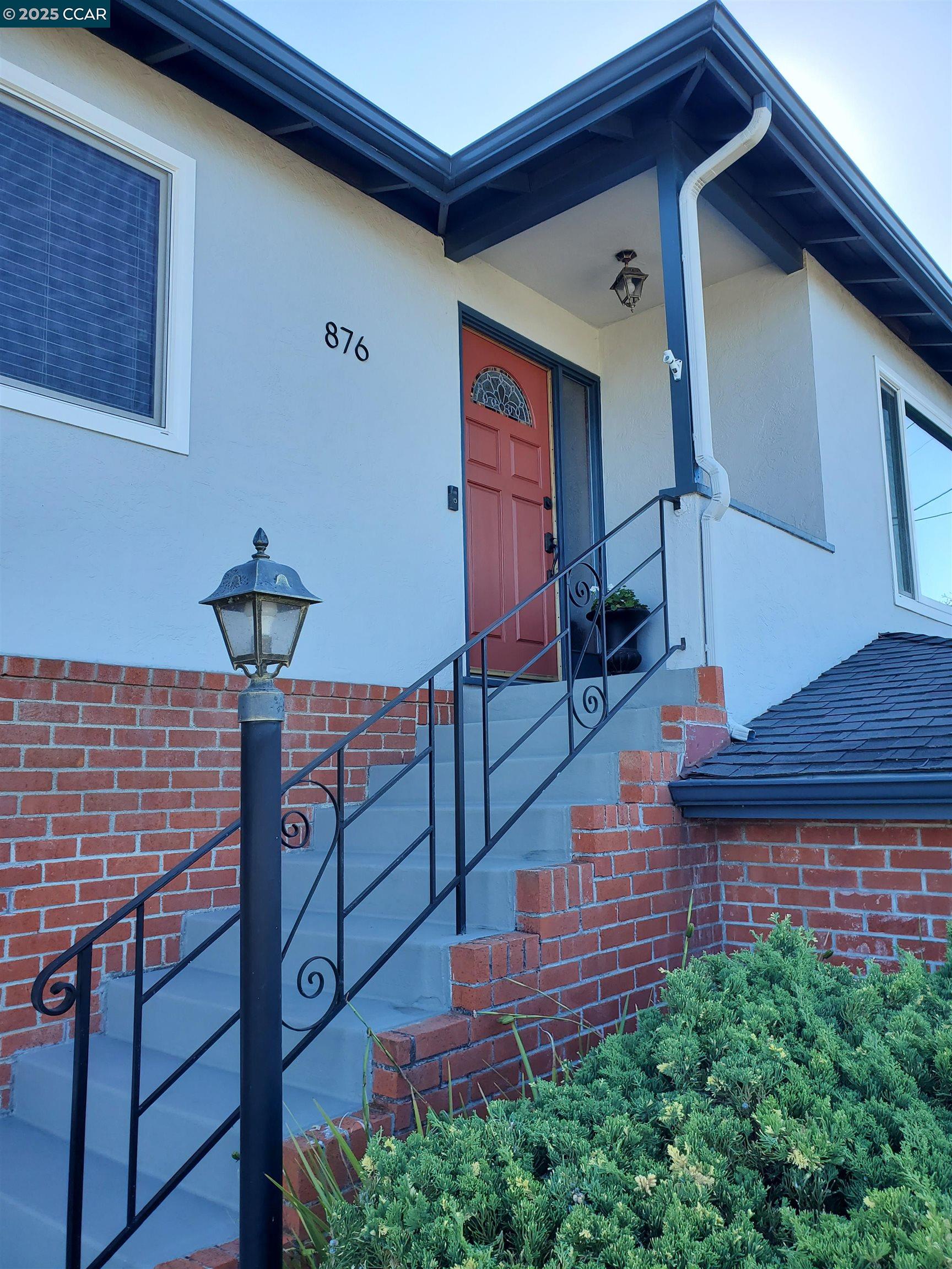 876 Balra Dr