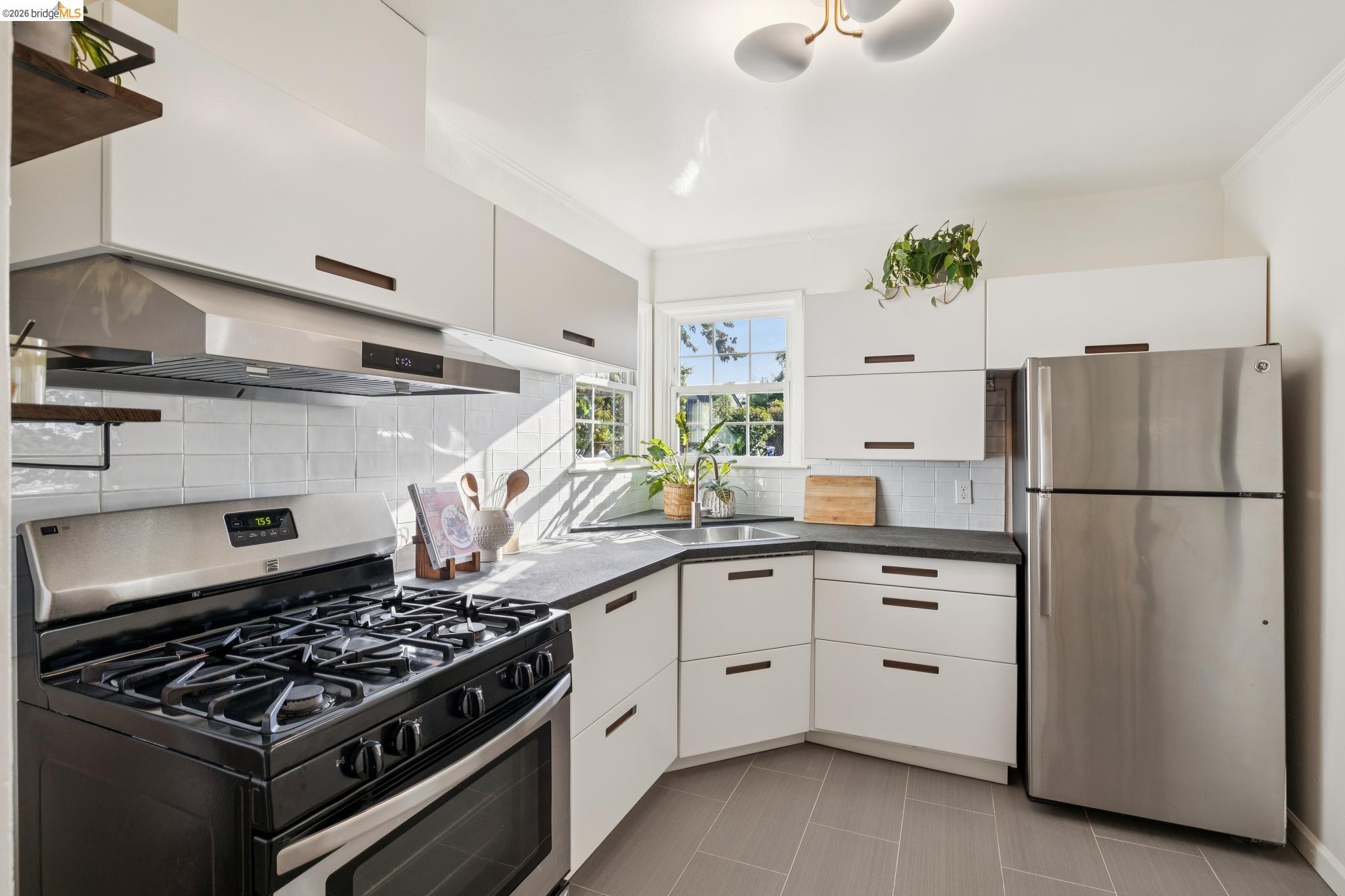 738 Ventura St