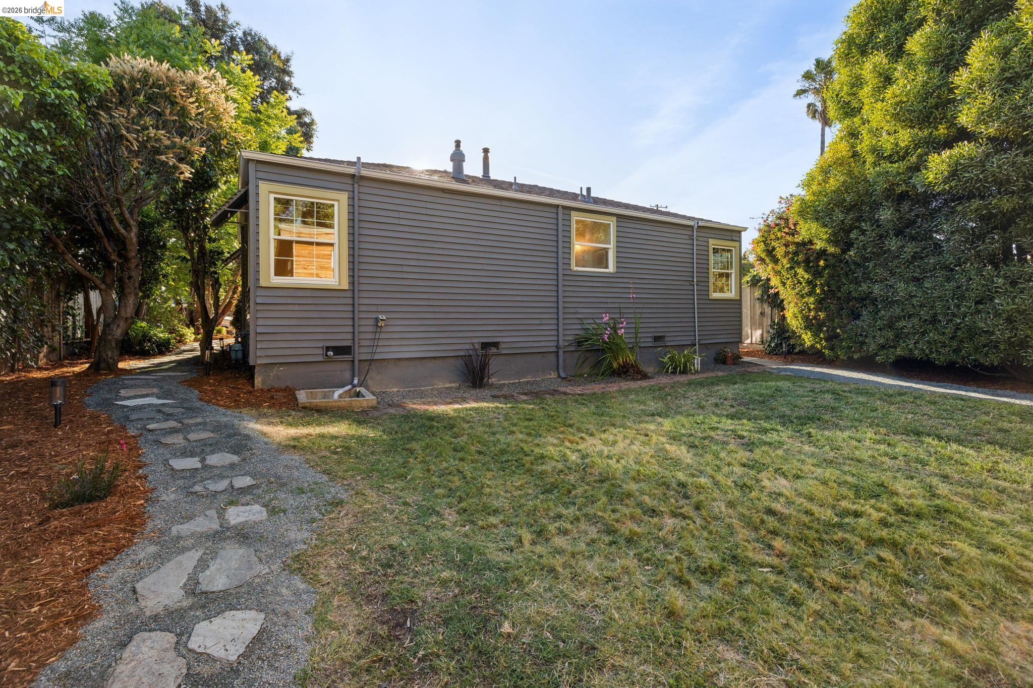 738 Ventura St