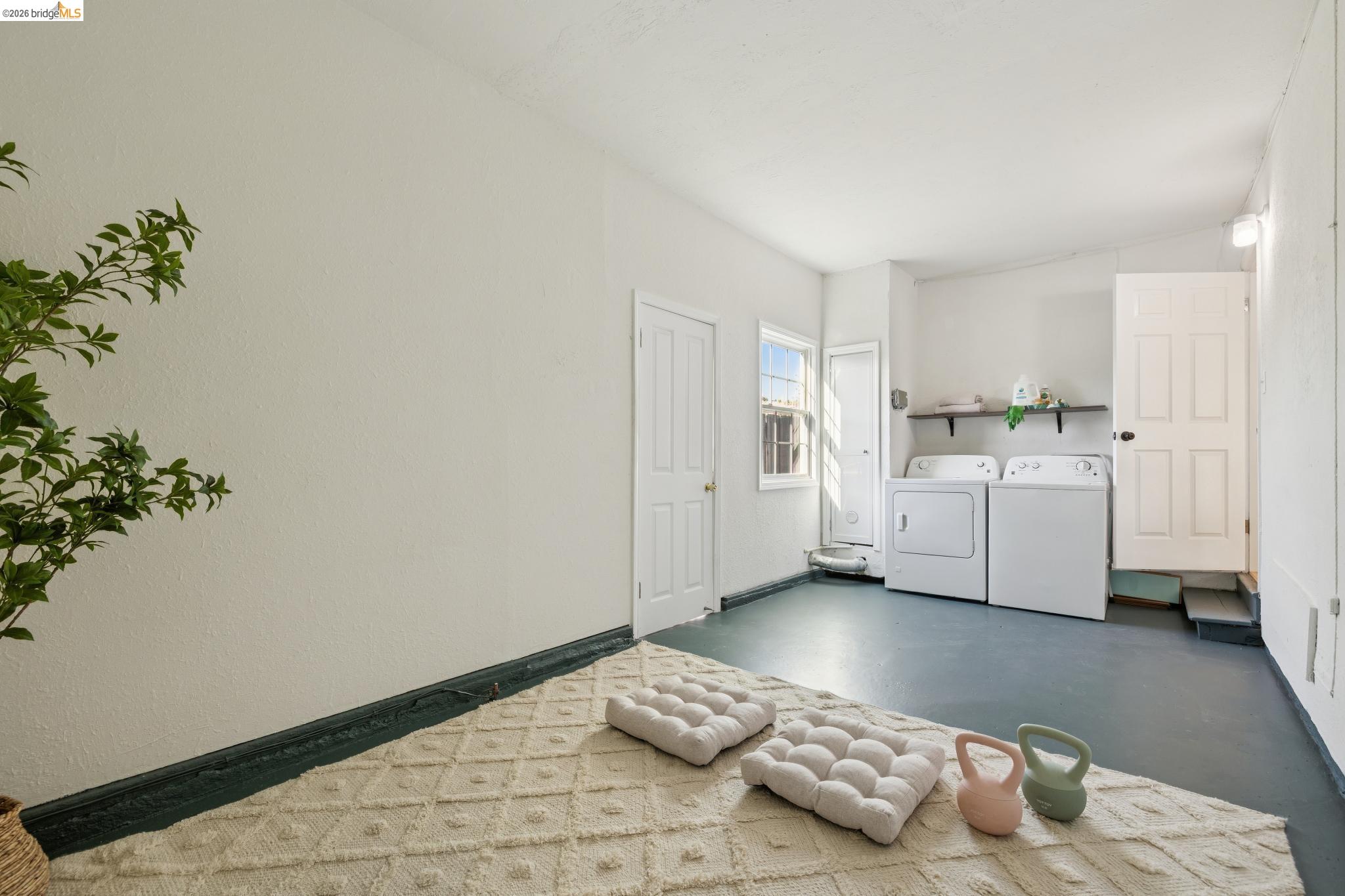 738 Ventura St