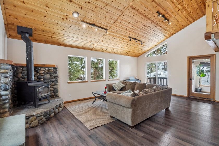 10694 Laurelwood Drive