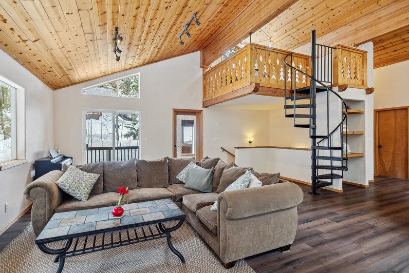 10694 Laurelwood Drive