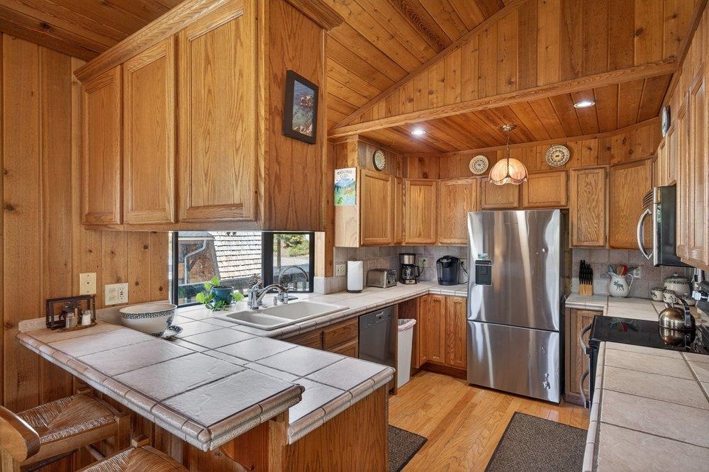 1090 Canterbury Drive