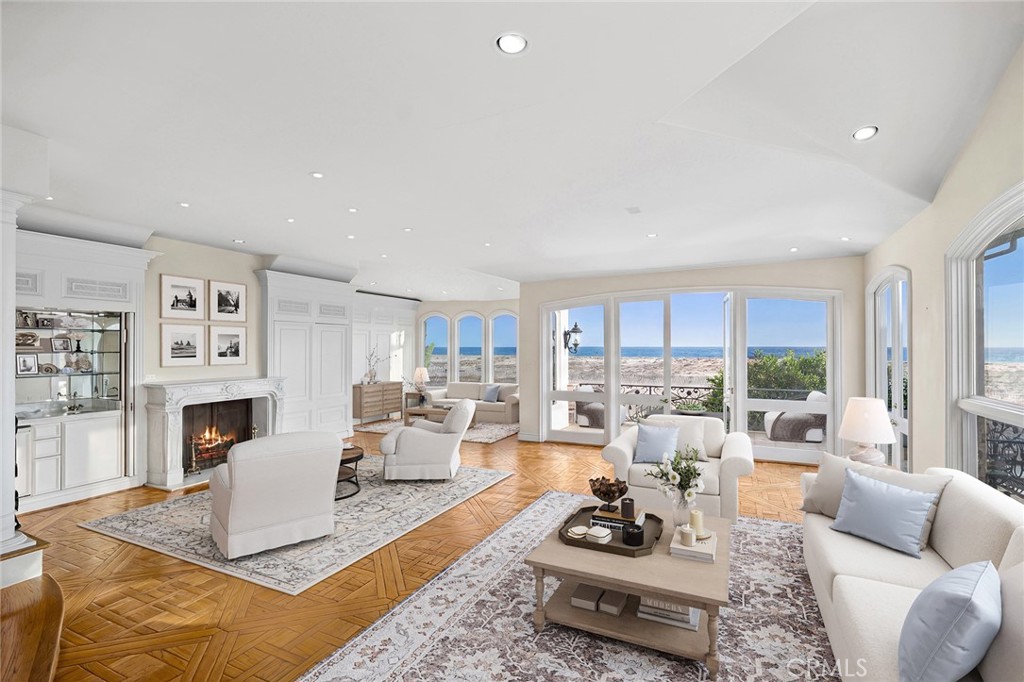 1201 E Balboa Boulevard