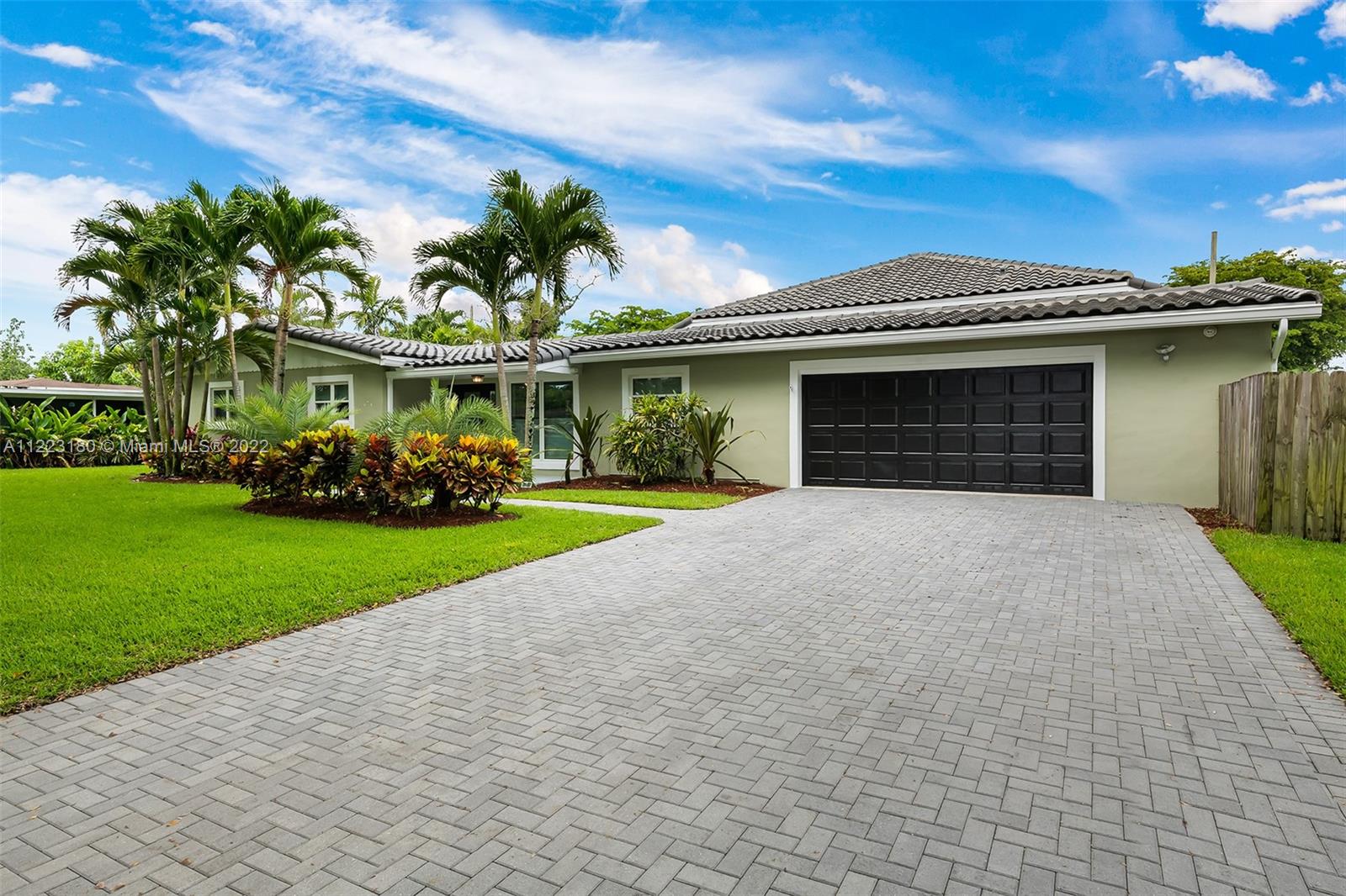 873 Ixora Ln
