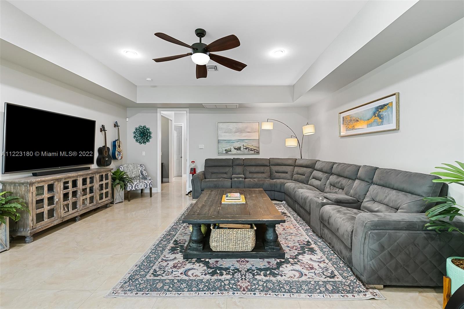 873 Ixora Ln