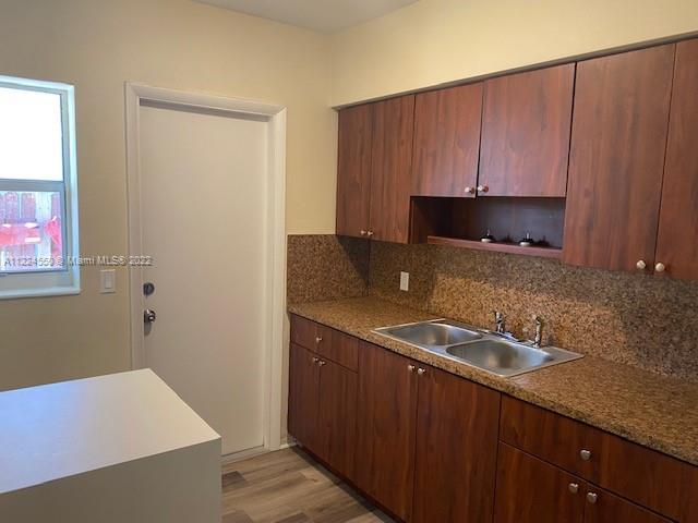 1142 NE 15th Ave Unit: B