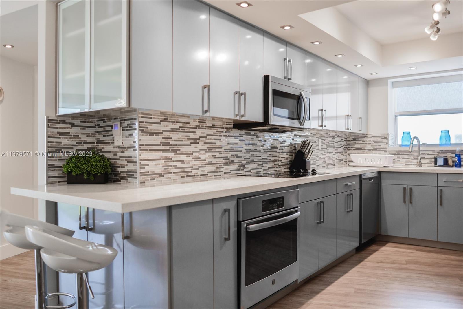 6039 Collins Ave Unit: 937