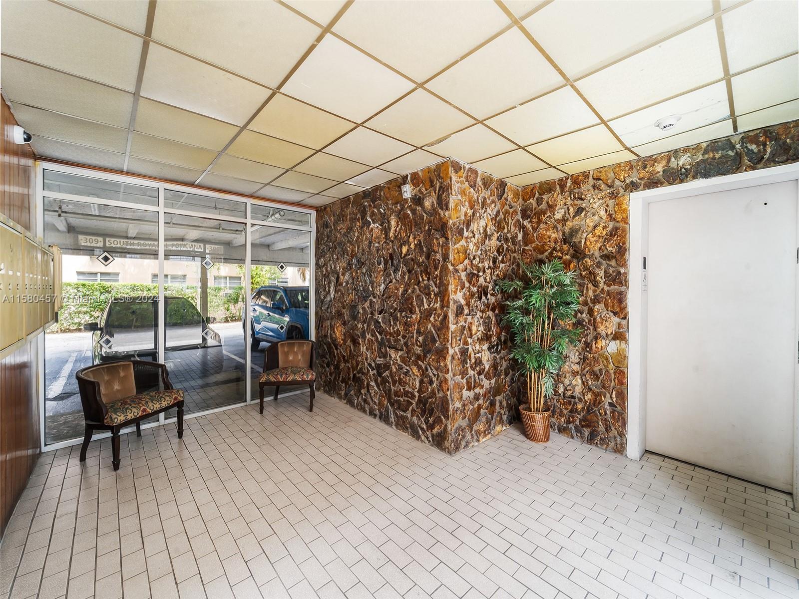 309 S Royal Poinciana Blvd # 401