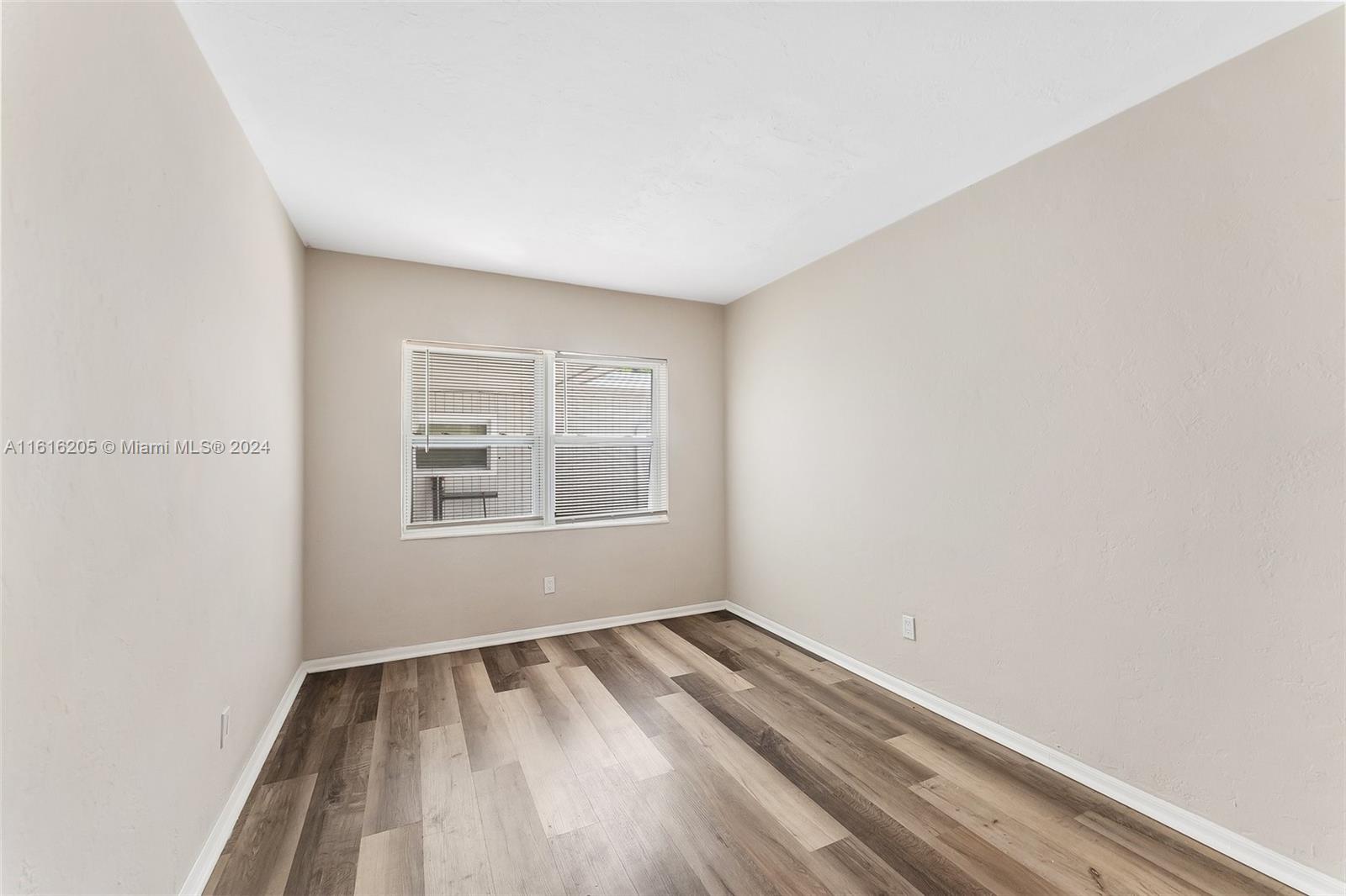 1142 NE 15th Ave # B