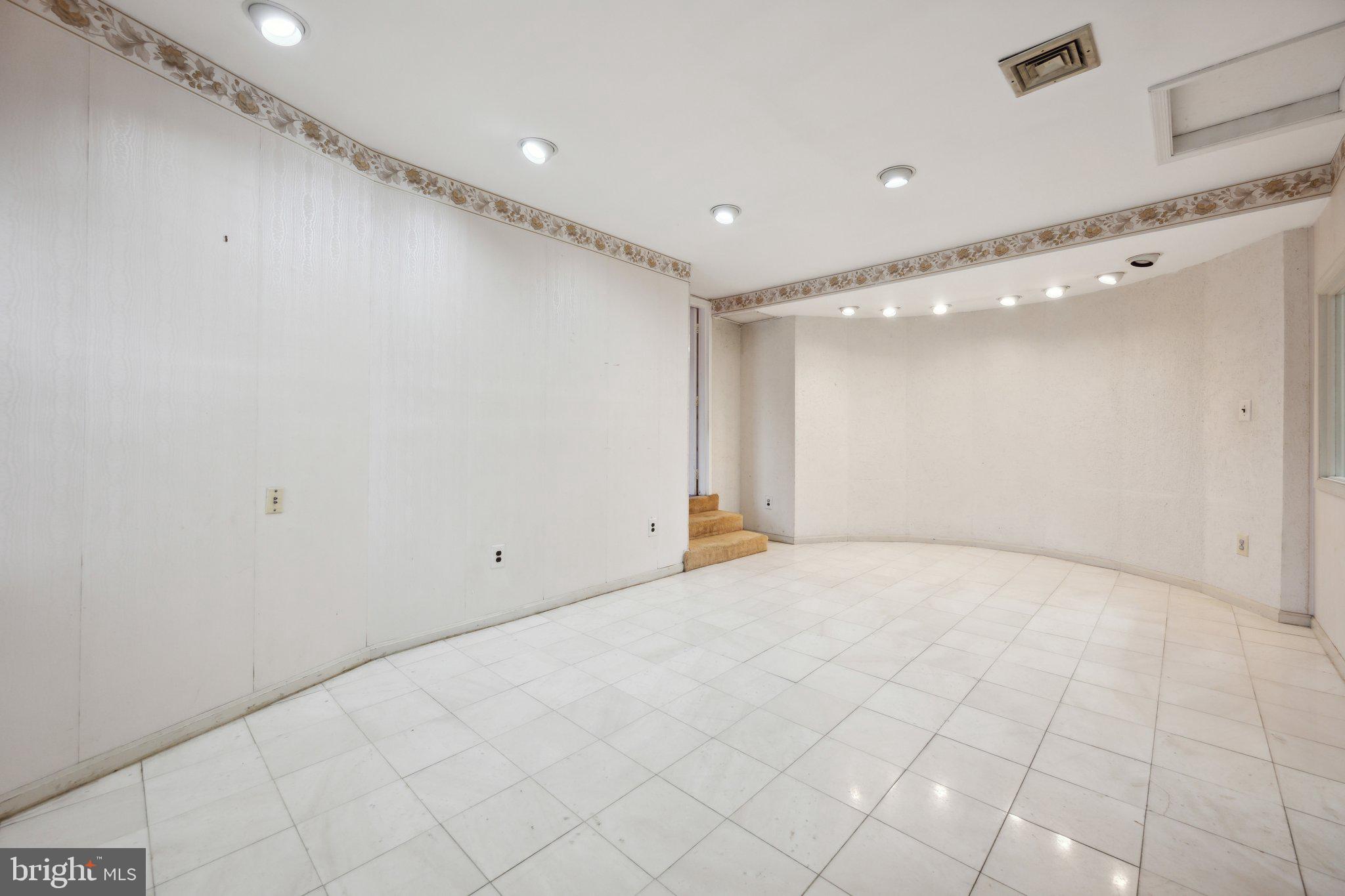 11209 Chantilly Ln