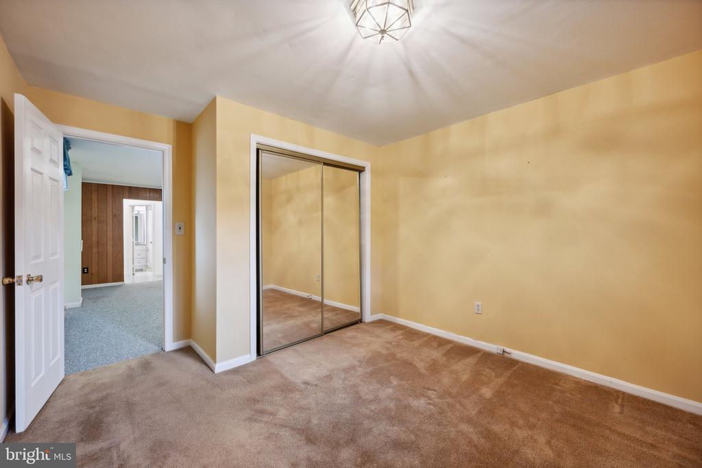 11209 Chantilly Ln