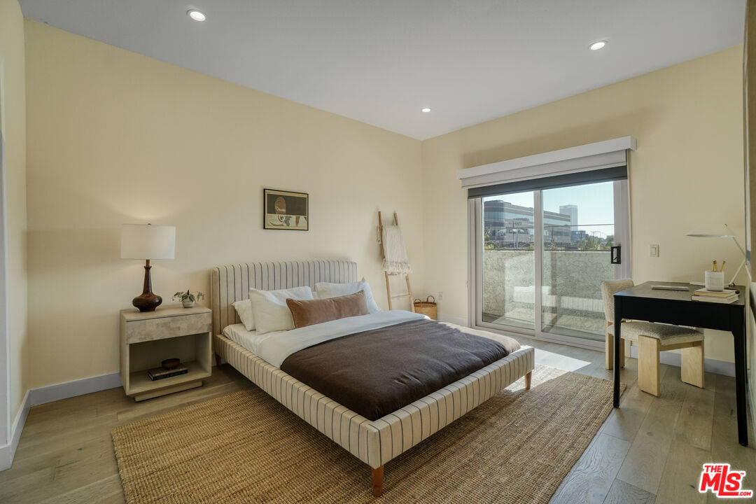 166 S Hayworth Ave Unit: 201