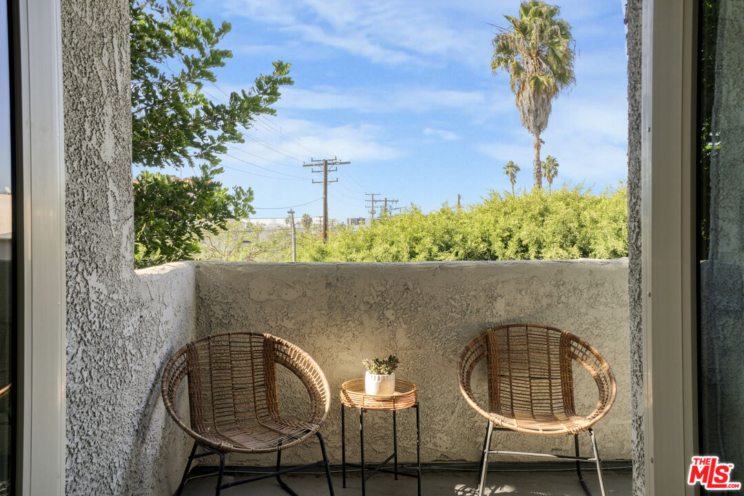 166 S Hayworth Ave Unit: 201