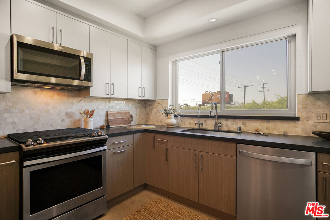 166 S Hayworth Ave Unit: 201