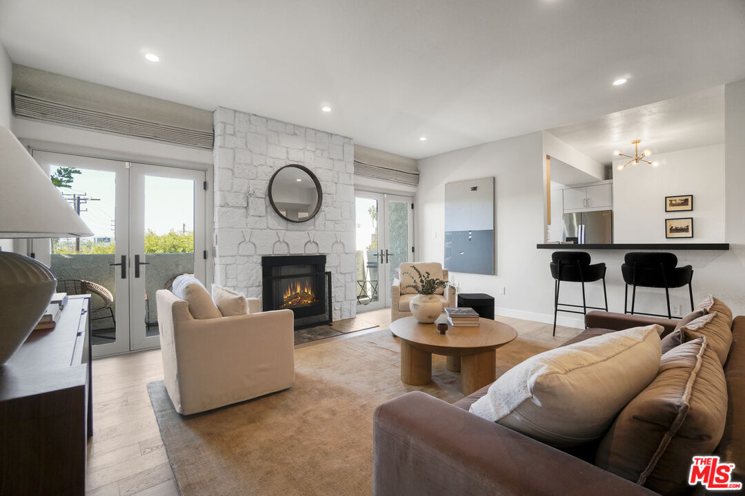 166 S Hayworth Ave Unit: 201