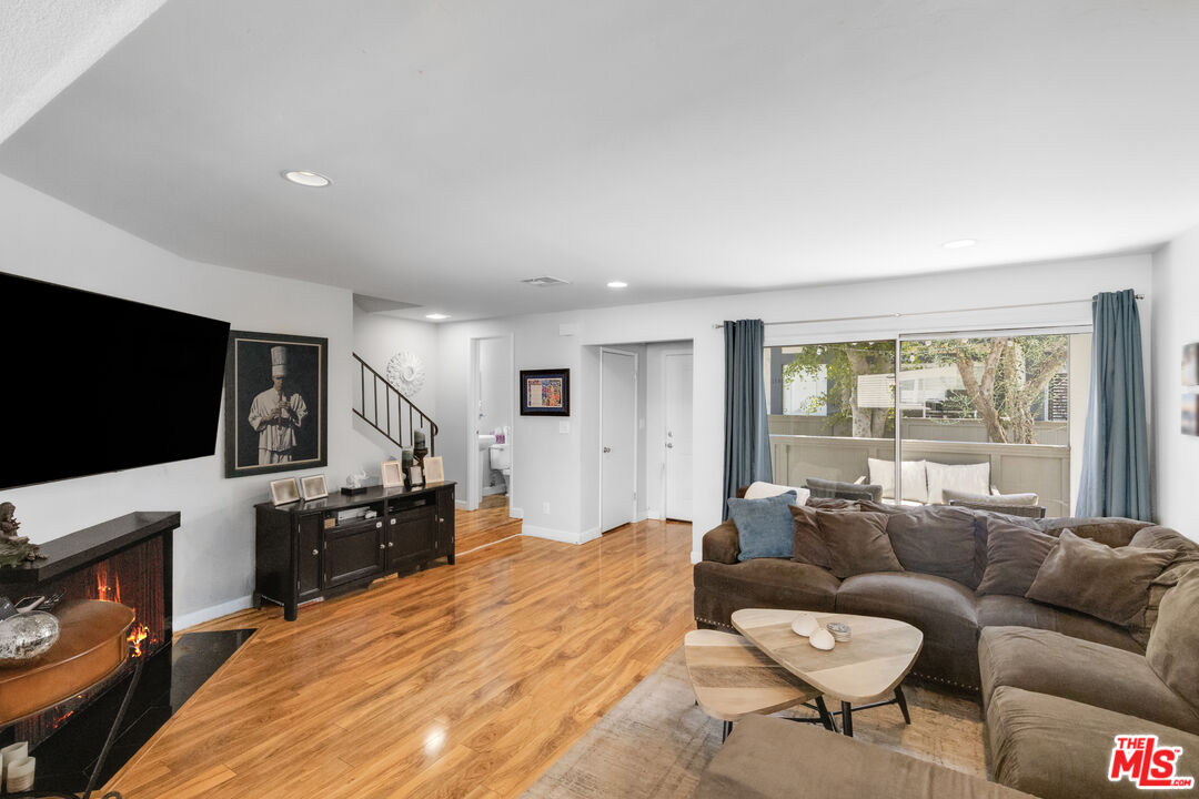 18550 Hatteras St Unit: 100